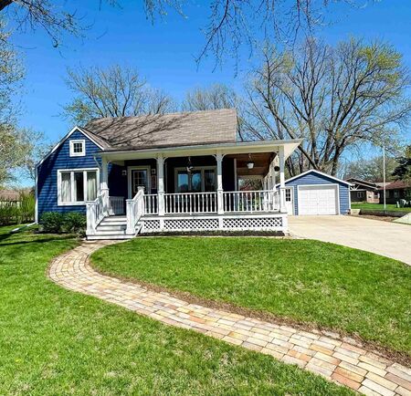 703 CENTRAL AVE NE, Orange City, IA 51041