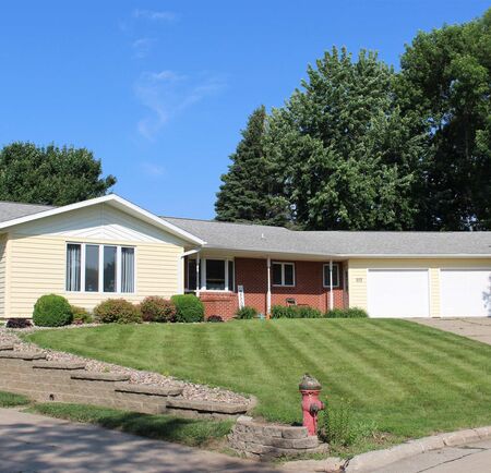 402 Amsterdam Dr SE, Orange City, IA 51041