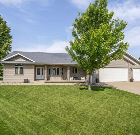 137 9th St Circle NE, Sioux Center, IA 51250