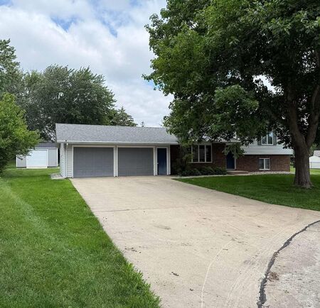 1104 3rd St Cir NE, Sioux Center, IA 51250