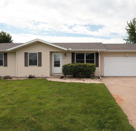 1109 12th Street NE, Sioux Center, IA 51250