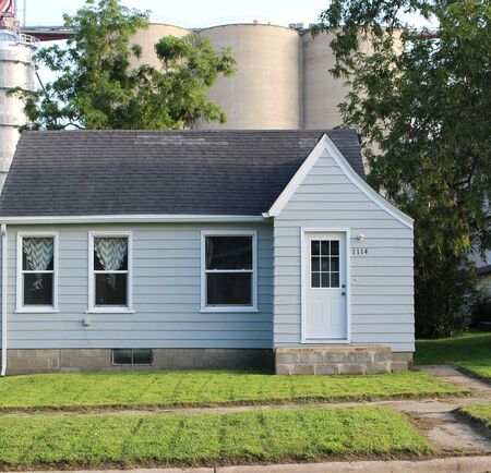 1114 1st Street, Hull, IA 51239