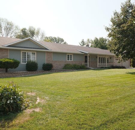 203 Michigan Ave NW, Orange City, IA 51041