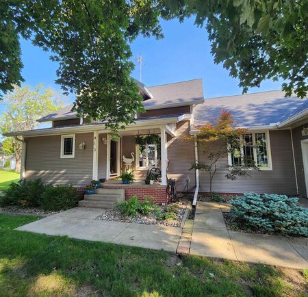 413 2nd St., Hull, IA 51239