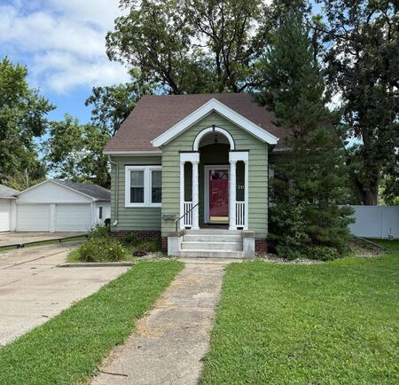 211 Albany Ave SE, Orange City, IA 51041