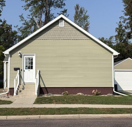 416 Boston Ave NE, Orange City, IA 51041