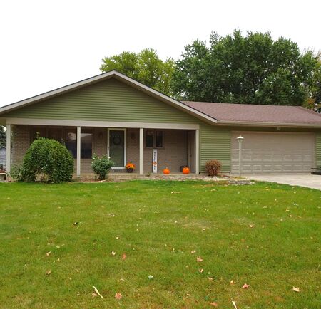 1010 Brown Street, Hull, IA 51239