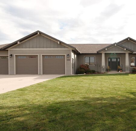 1028 8th Ave SE, Sioux Center, IA 51250