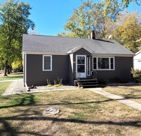934 Roosevelt Ave, Sheldon, IA 51201