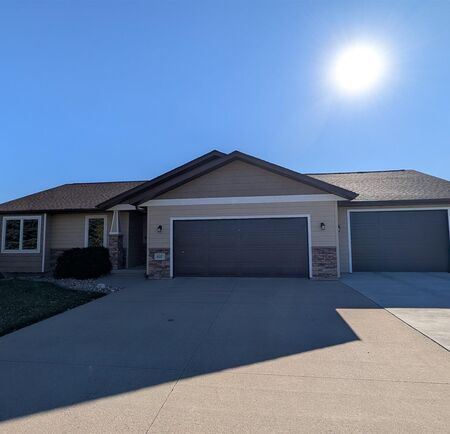 927 16TH ST SE, Sioux Center, IA 51250