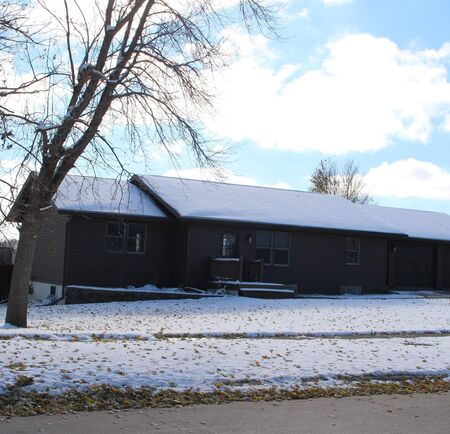 612 E Division St, Alton, IA 51003