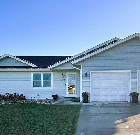 1073 14th Cir NE, Sioux Center, IA 51250
