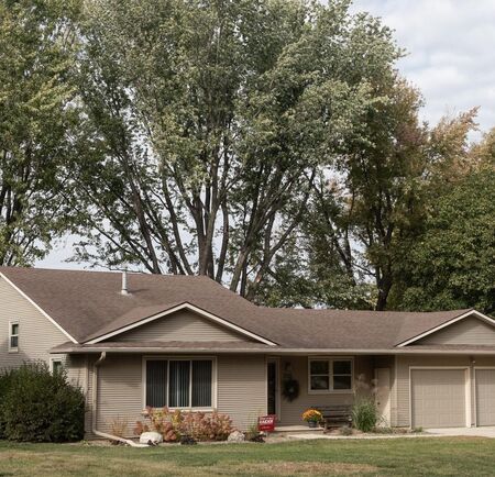 208 IOWA AVE NW, Orange City, IA 51041