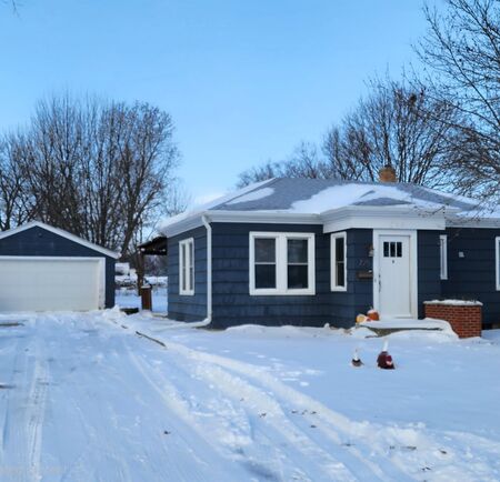 725 1st Ave. SW, Sioux Center, IA 51250