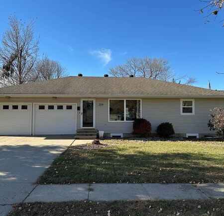 224 Georgia Ave SW, Orange City, IA 51041