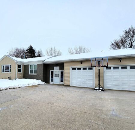 1502 2nd Street, Hull, IA 51239