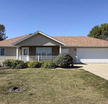 1447 7th Ave SE, Sioux Center, IA 51250