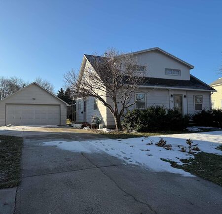 412 5th St NE, Orange City, IA 51041