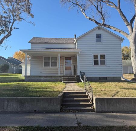 704 3rd Ave, Alton, IA 51003