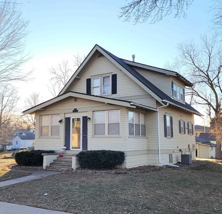 105 2nd Ave NE, Sioux Center, IA 51250