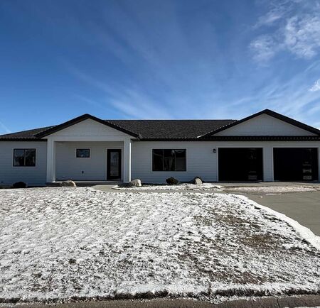 2014 Maple St., Hull, IA 51239