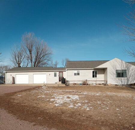 3585 Ironwood Ave, Orange City, IA 51041