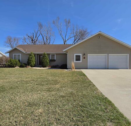 305 Juneau Ave SE, Orange City, IA 51041