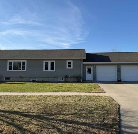110 5th St NE, Orange City, IA 51041