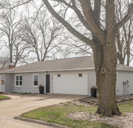 318 FRANKFORT AVE NE, Orange City, IA 51041