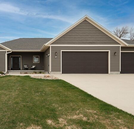 935 8th Avenue SE, Sioux Center, IA 51250
