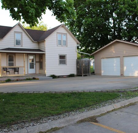 621 Delaware Ave SW, Orange City, IA 51041