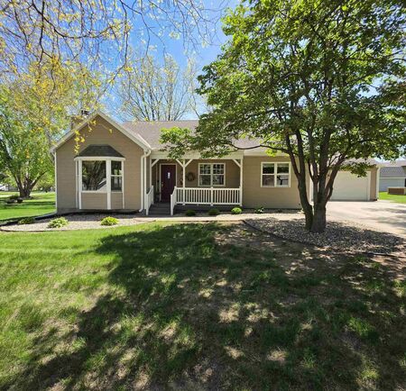 207 Iowa Ave NW, Orange City, IA 51041