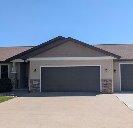 927 16TH ST SE, Sioux Center, IA 51250