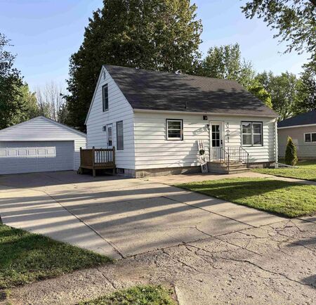 121 7TH ST SW, Sioux Center, IA 51250