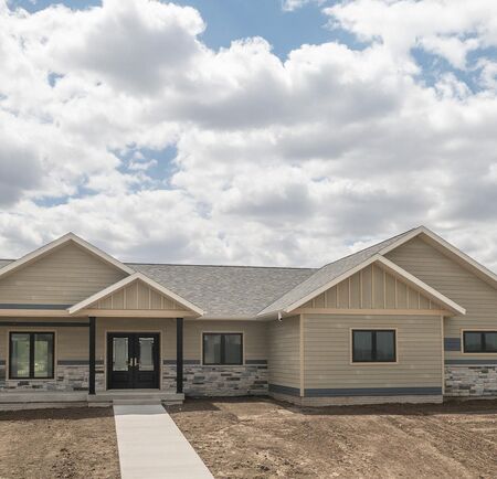 405 9th St NE, Orange City, IA 51041