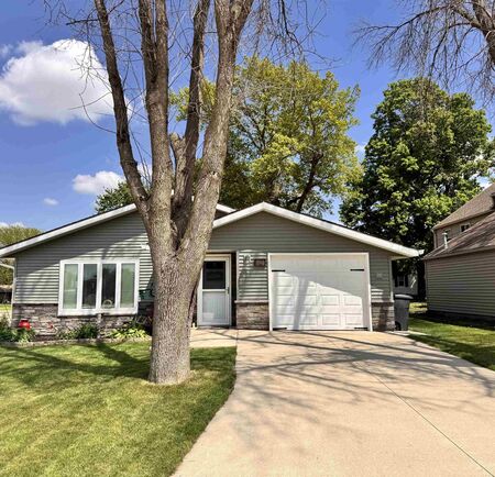 745 Garfield Ave, Sheldon, IA 51201