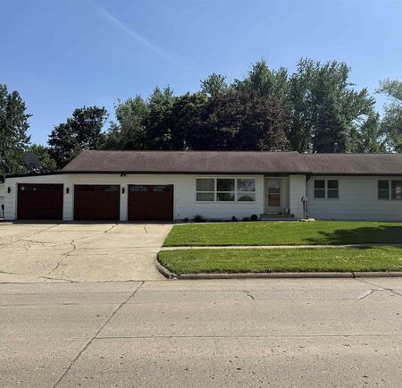 225 9th St SE, Sioux Center, IA 51250