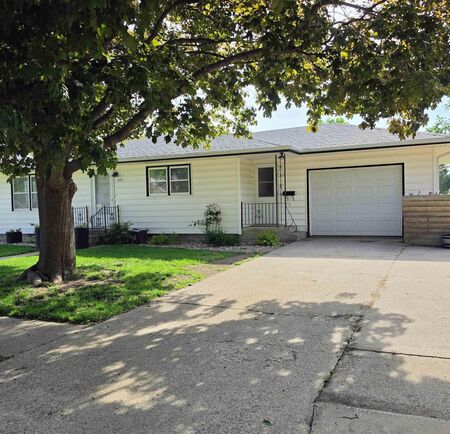 417 Delaware Ave NW, Orange City, IA 51041