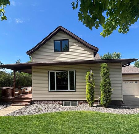 407 1st St NE, Orange City, IA 51041