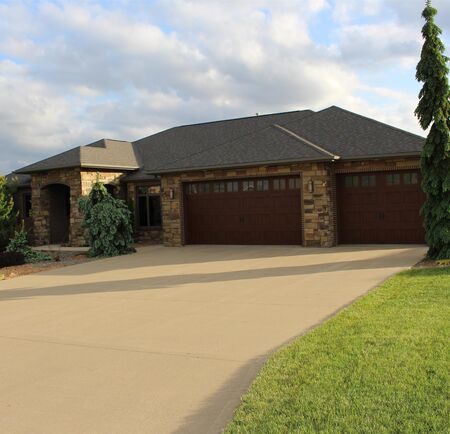 1559 Crown Ridge Dr, Sioux Center, IA 51250