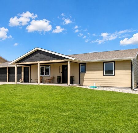 2009 Walnut St., Hull, IA 51239