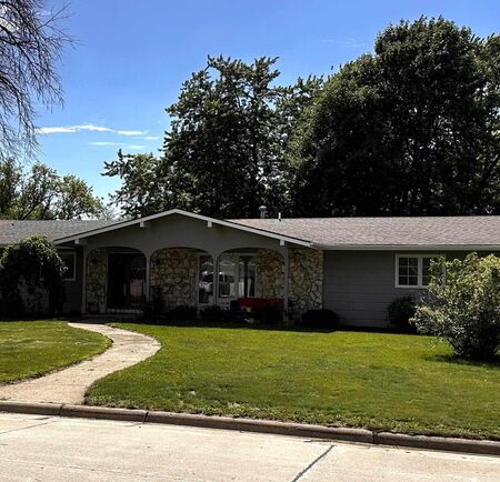 602 Kansas Ave SW, Orange City, IA 51041