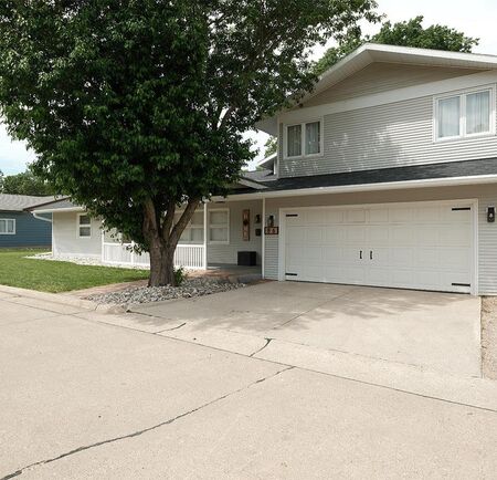 86 8th Street NE, Sioux Center, IA 51250