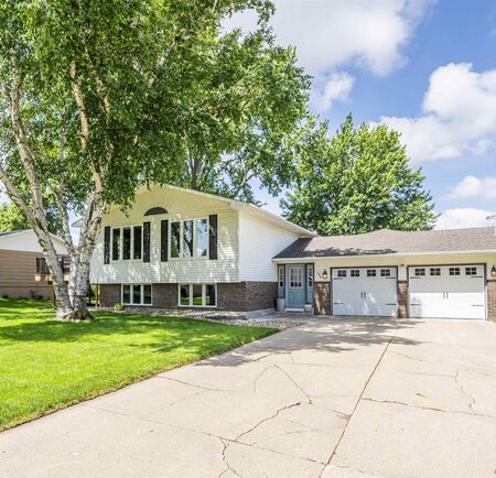 206 Louisiana Ave SW, Orange City, IA 51041
