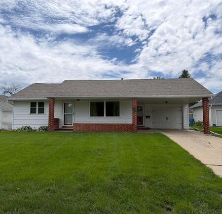 218 4th St NE, Orange City, IA 51041