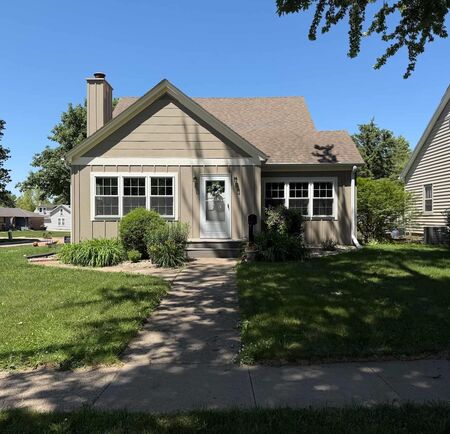 321 2nd St NW, Orange City, IA 51041