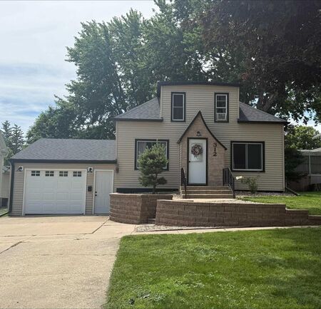 312 3rd St NE, Orange City, IA 51041