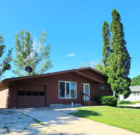 414 Railroad St., Hull, IA 51239