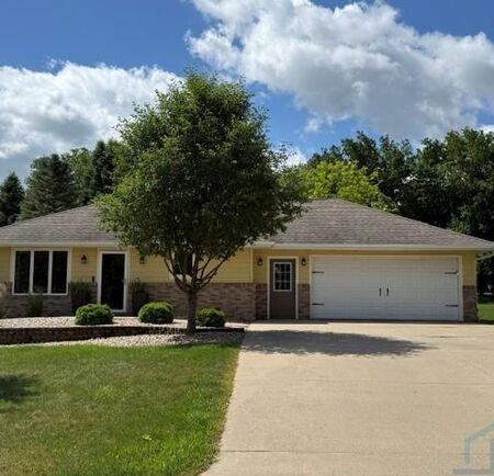 191 NE 9th Street Circle, Sioux Center, IA 51250