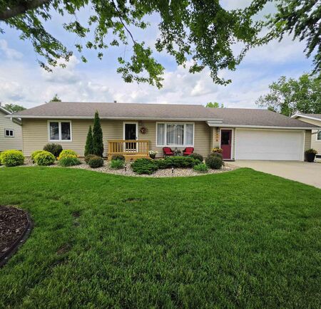 606 5th St SE, Orange City, IA 51041